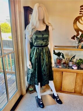 NECA RARE- Bella's Birthday
Dress Twilight/New Moon
Collector's Item